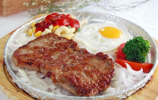 方法三: 它是把牛排用加梨汁的肉佐料调味后放在炭火上烤的韩国传统菜。代梨汁可以放猴桃汁。 *酱油起着调味增加食欲的作用是韩国饮食不可缺少的佐料。甜味是因有氨基酸特有香气是因有芳香成份并有防腐剂效果。也因有香气可除食物的膻味。 材料:牛排1Kg白葱1棵青椒20个 *佐料酱酱油6大勺白糖3大勺切好的葱4大勺捣好的蒜2大勺芝麻4大勺香油2大勺胡椒粉1/2小勺。 做法 (1)把牛排切成5-6cm大小抽出脂肪去皮将粘在排骨上的肉放拉平。 (2)把收拾好的每块排骨一个个腌