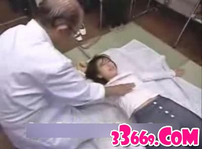 男医生体检美女