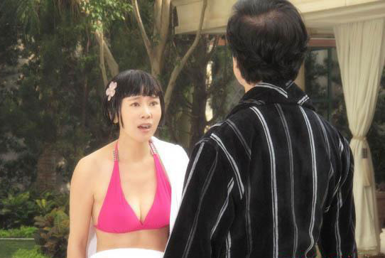闫妮嫩粉比基尼秀身材 泳池上演英雄救美(图)(5)