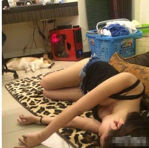 妹妹要我帮她穿内衣